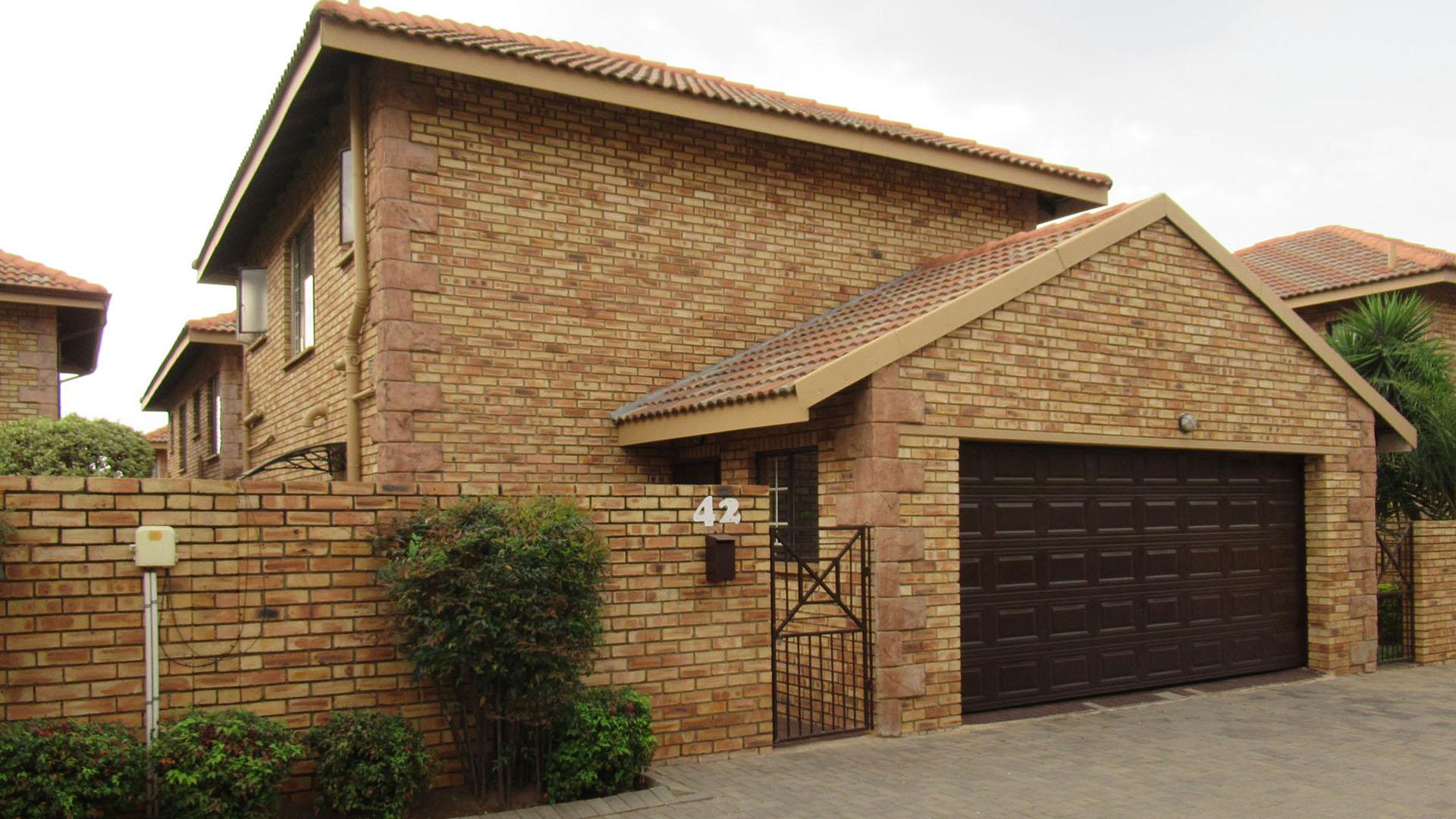 3 Bedroom Townhouse For Sale in Willowbrook, Roodepoort — image 2
