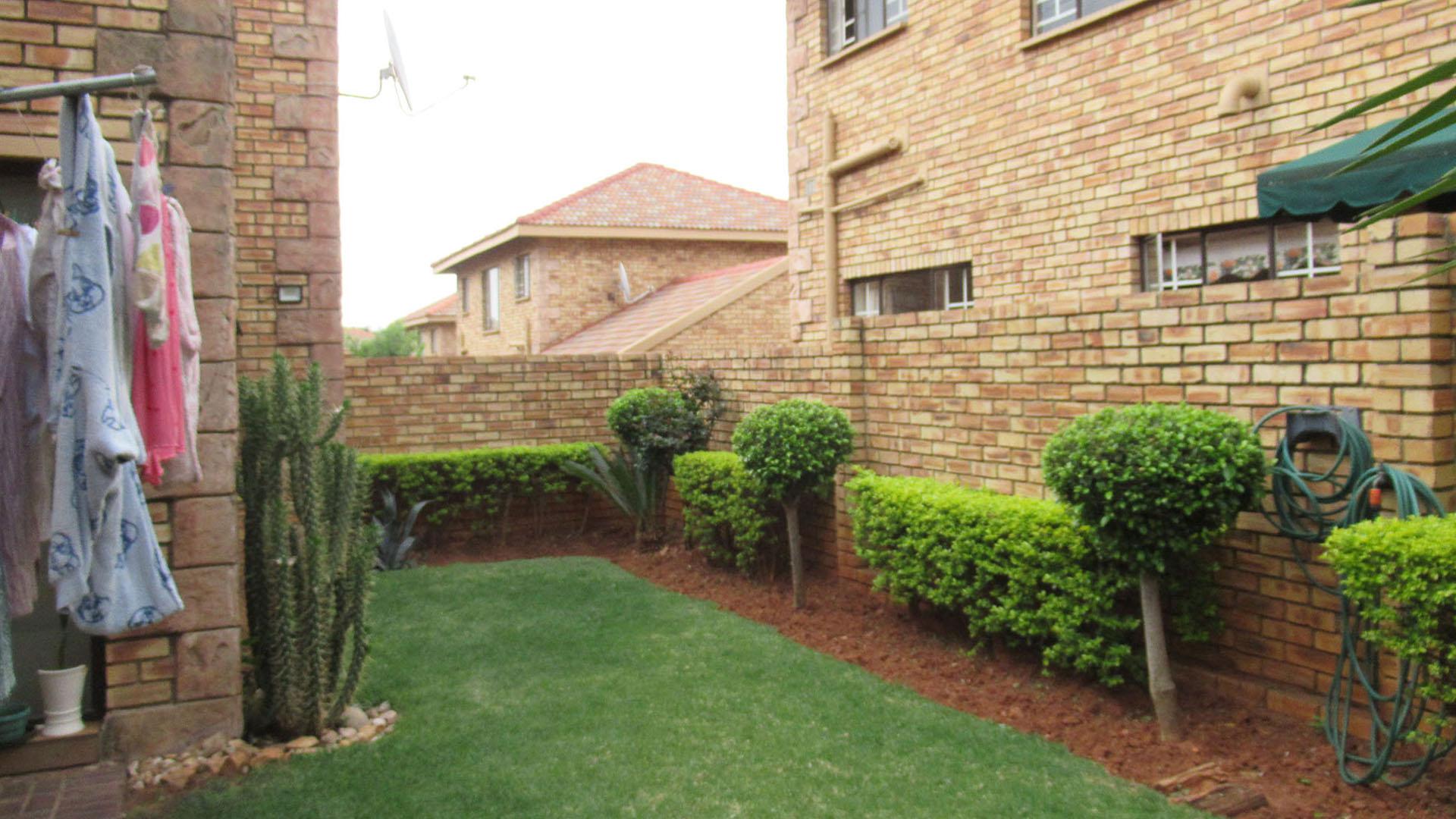3 Bedroom Townhouse For Sale in Willowbrook, Roodepoort — image 4