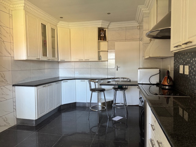 Dual-Income Alberton Home with Pool, Yard & Bachelor Unit — image 3