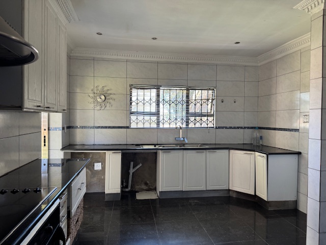 Dual-Income Alberton Home with Pool, Yard & Bachelor Unit — image 4